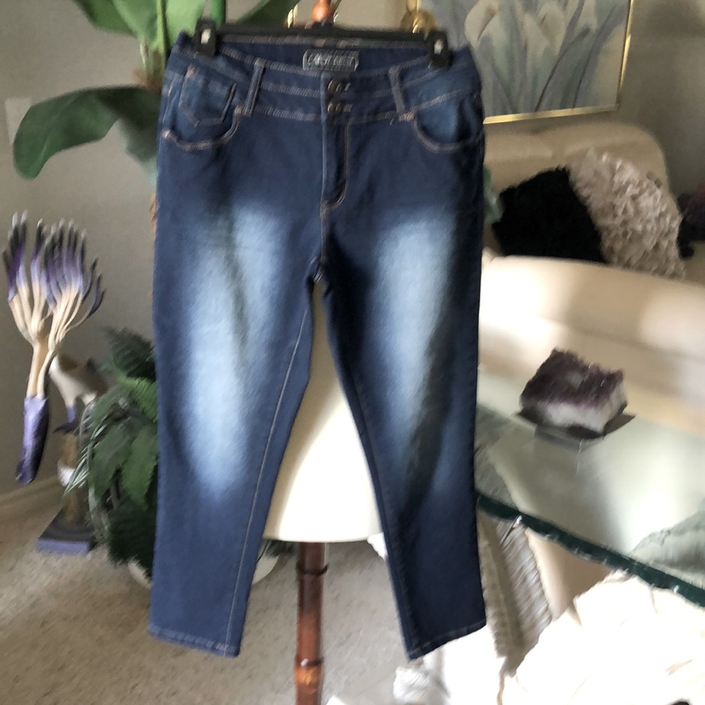 SZ 6 CROPPED JEANS NWOT ZIP and BUTTON CLOSURE POCKETS FRONT AND BACK